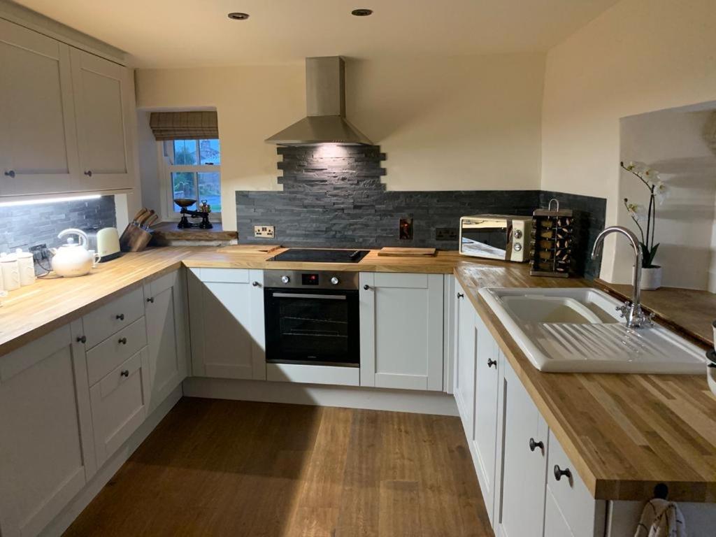 5 Star Cottage On The Green With Log Burner - Dog Friendly Austwick Dış mekan fotoğraf